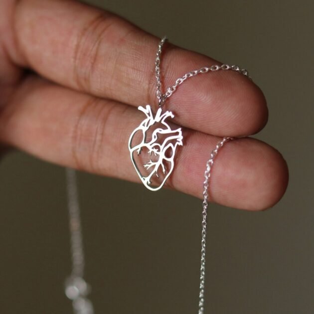 سنسلة القلب التشريحي – Anatomical Heart Necklace